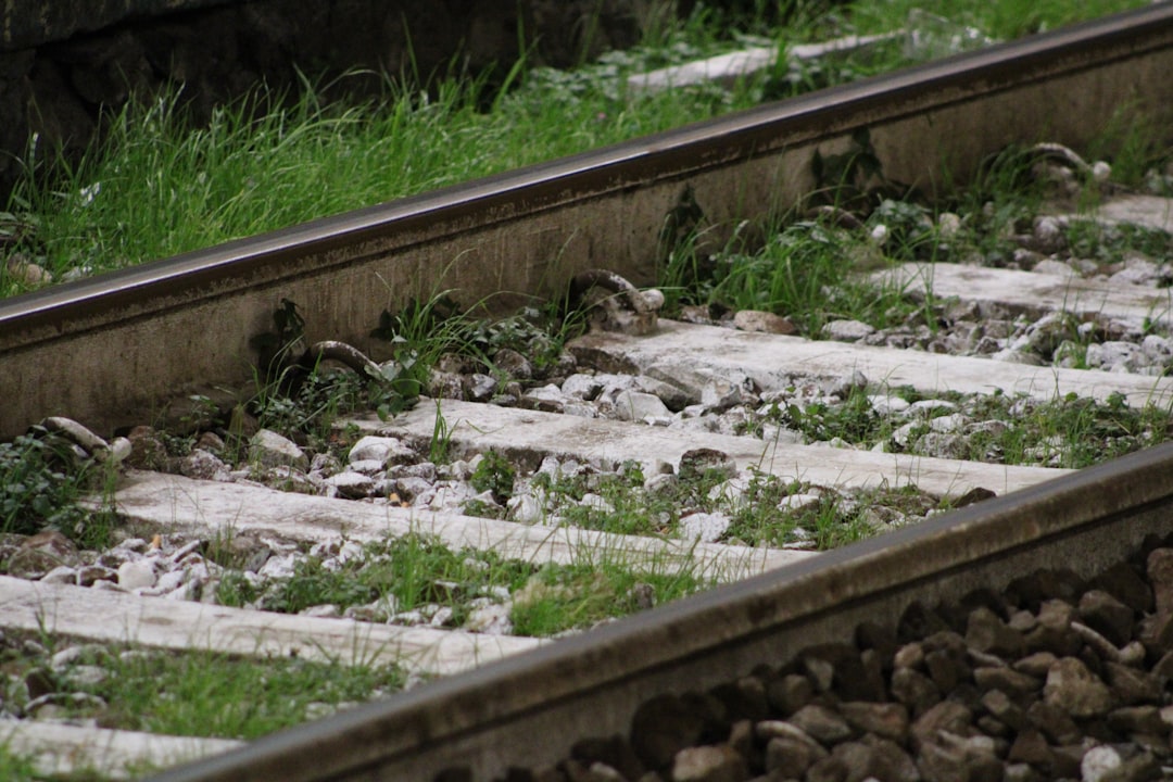 Handige kledingopslag met een garderobe stang voor 5-seizoensmode