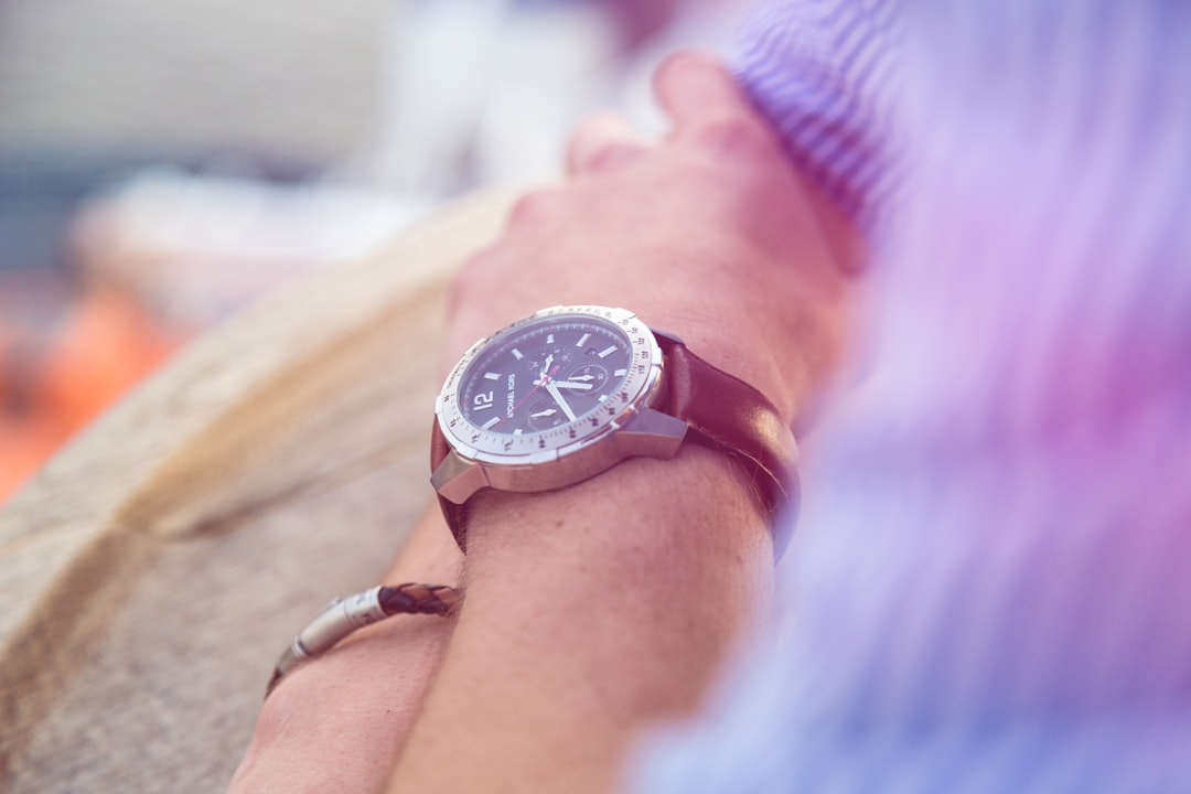 Leren armband maken: zo kies en draag je hem met stijl